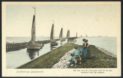 17218 Afbeelding van enkele botters in de vaargeul die toegang geeft tot de haven van Spakenburg (gemeente Bunschoten).